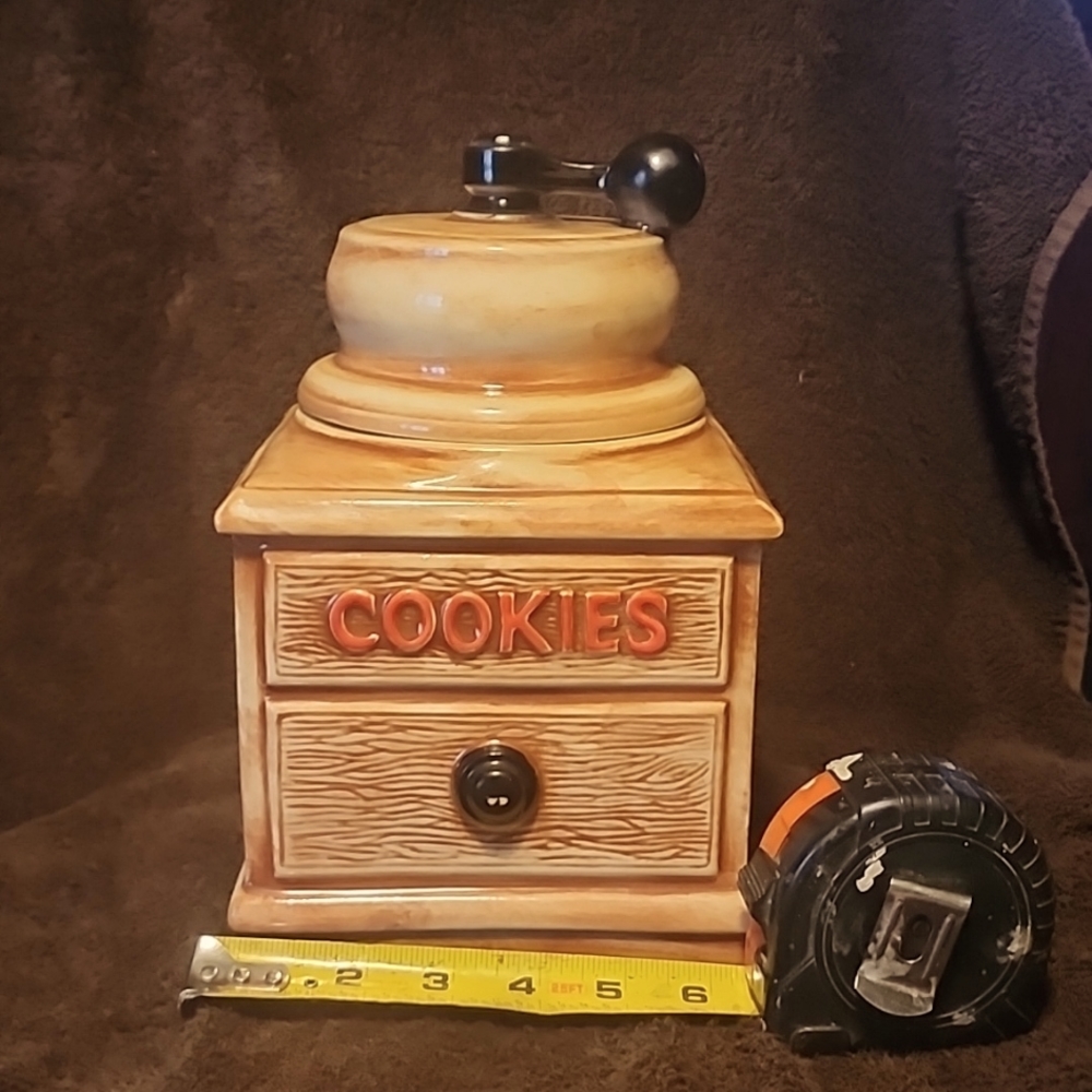 Vintage 1950s and 60's McCoy coolie jar.